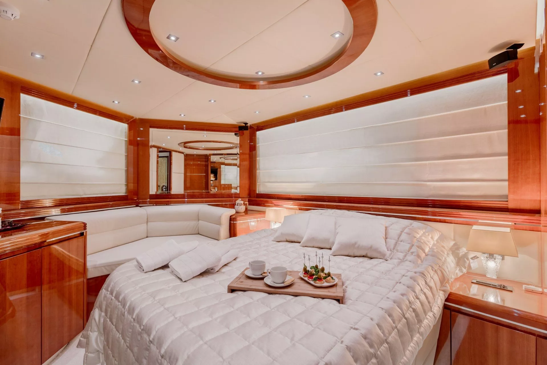 https://dev-api.arconyachts.com/storage/media/25562/conversions/615_7619286215-optimize.webp