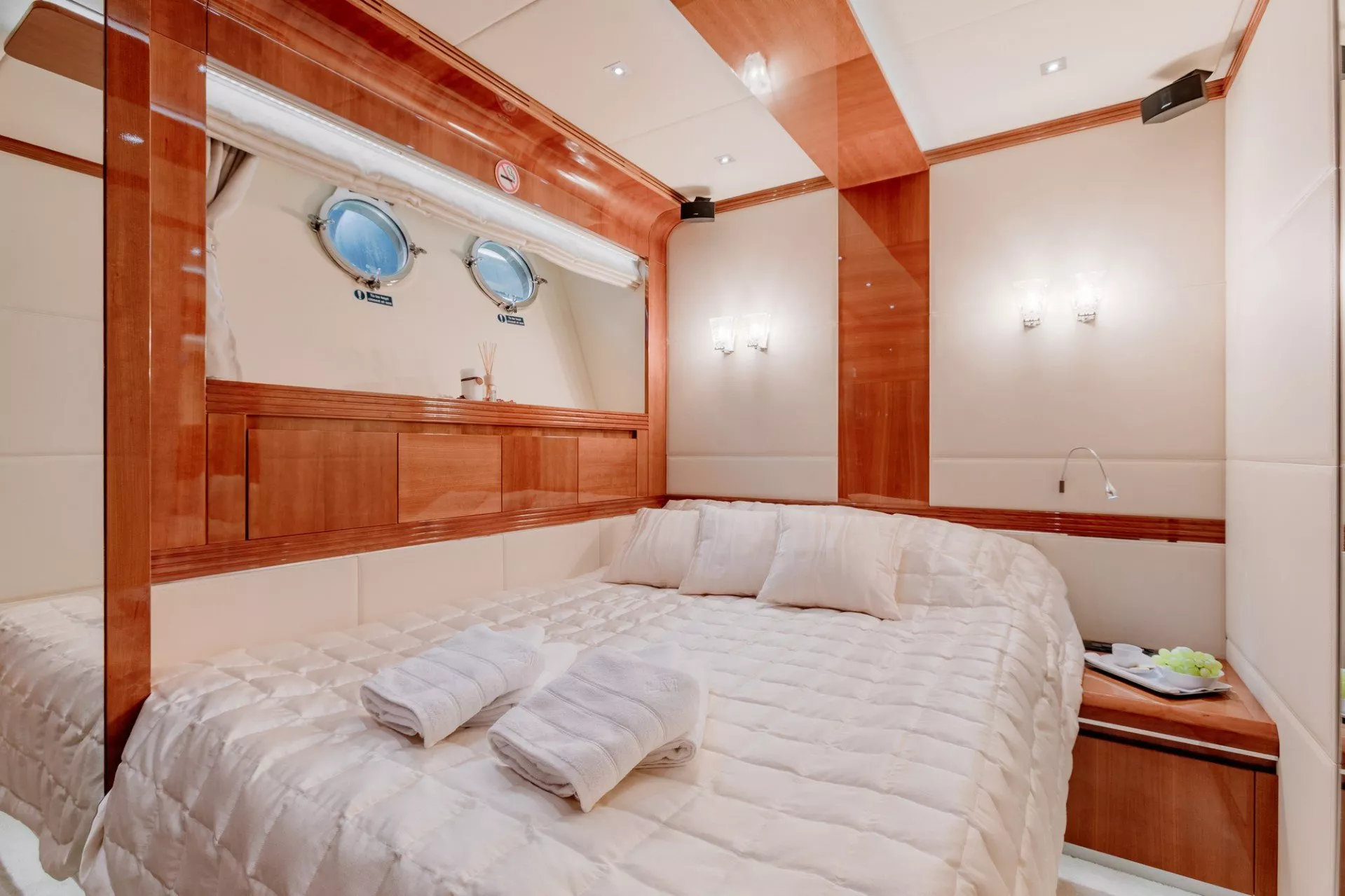 https://dev-api.arconyachts.com/storage/media/25564/conversions/615_4073555972-optimize.webp