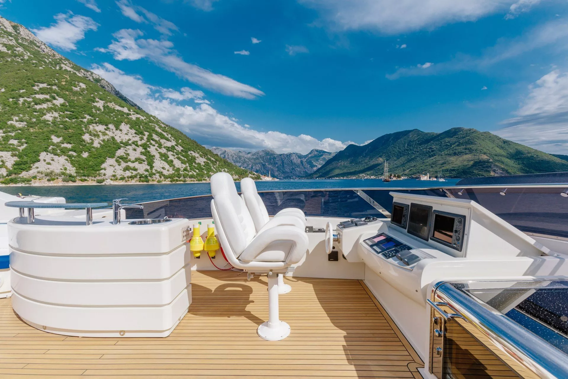 https://dev-api.arconyachts.com/storage/media/25567/conversions/615_0287349936-optimize.webp