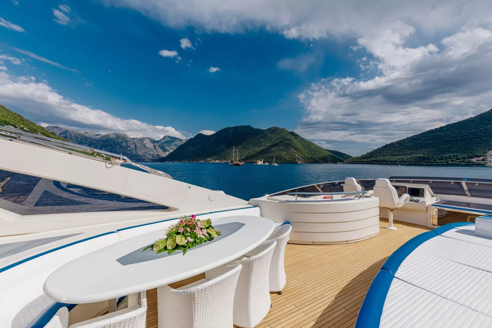 https://dev-api.arconyachts.com/storage/media/25568/conversions/615_0610882365-optimize.webp