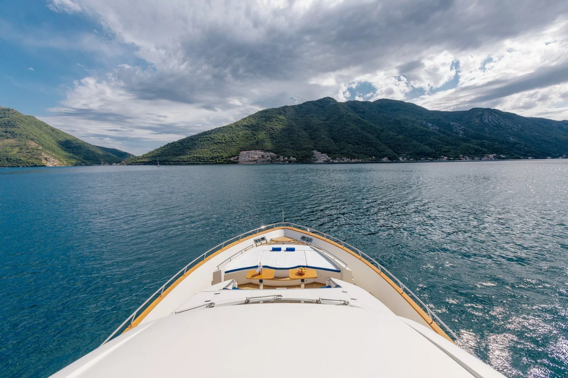 https://dev-api.arconyachts.com/storage/media/25569/conversions/615_9561975527-optimize.webp