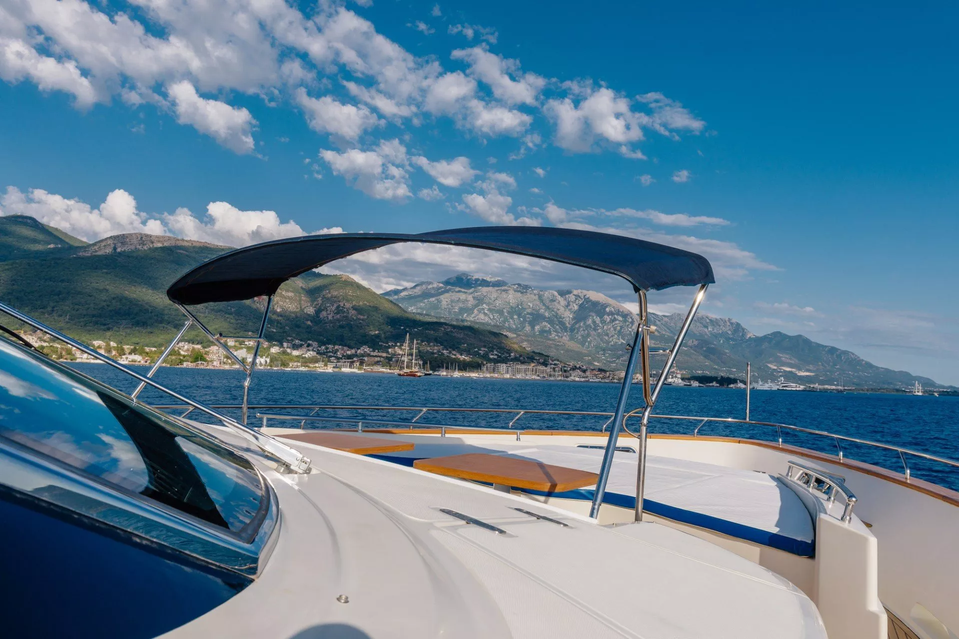 https://dev-api.arconyachts.com/storage/media/25570/conversions/615_6725334960-optimize.webp