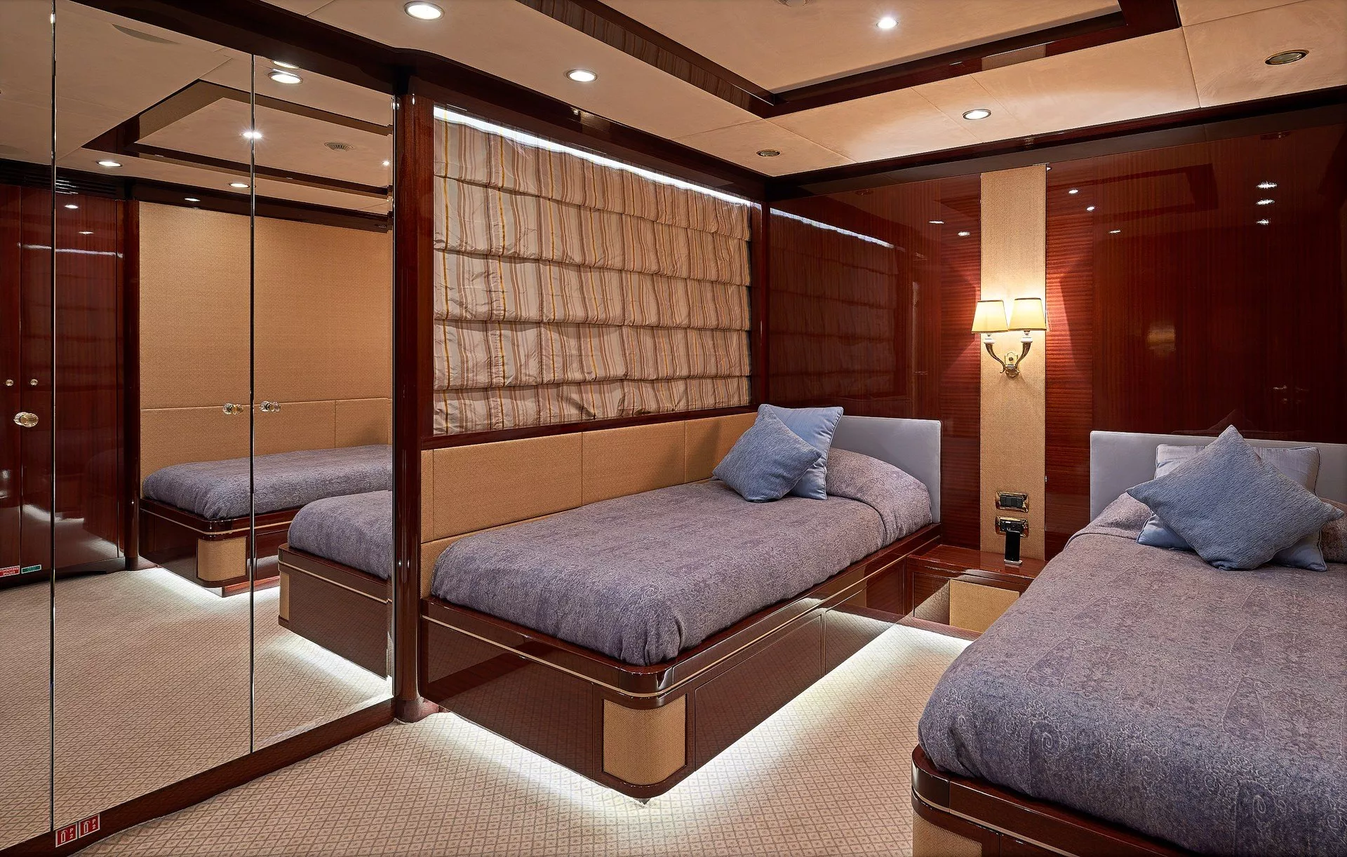 https://dev-api.arconyachts.com/storage/media/25585/conversions/614_6699028122-optimize.webp