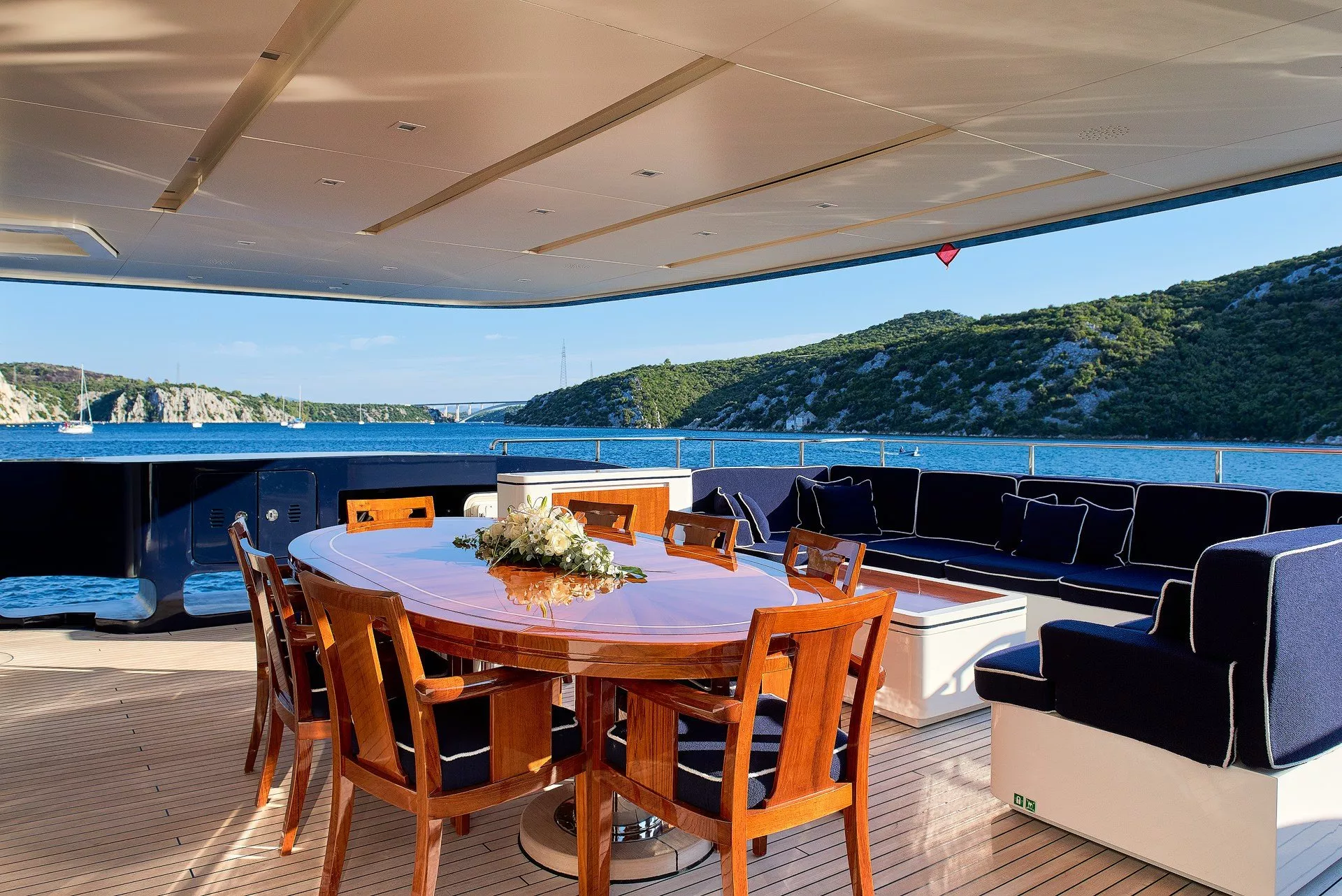 https://dev-api.arconyachts.com/storage/media/25589/conversions/614_3609112668-optimize.webp