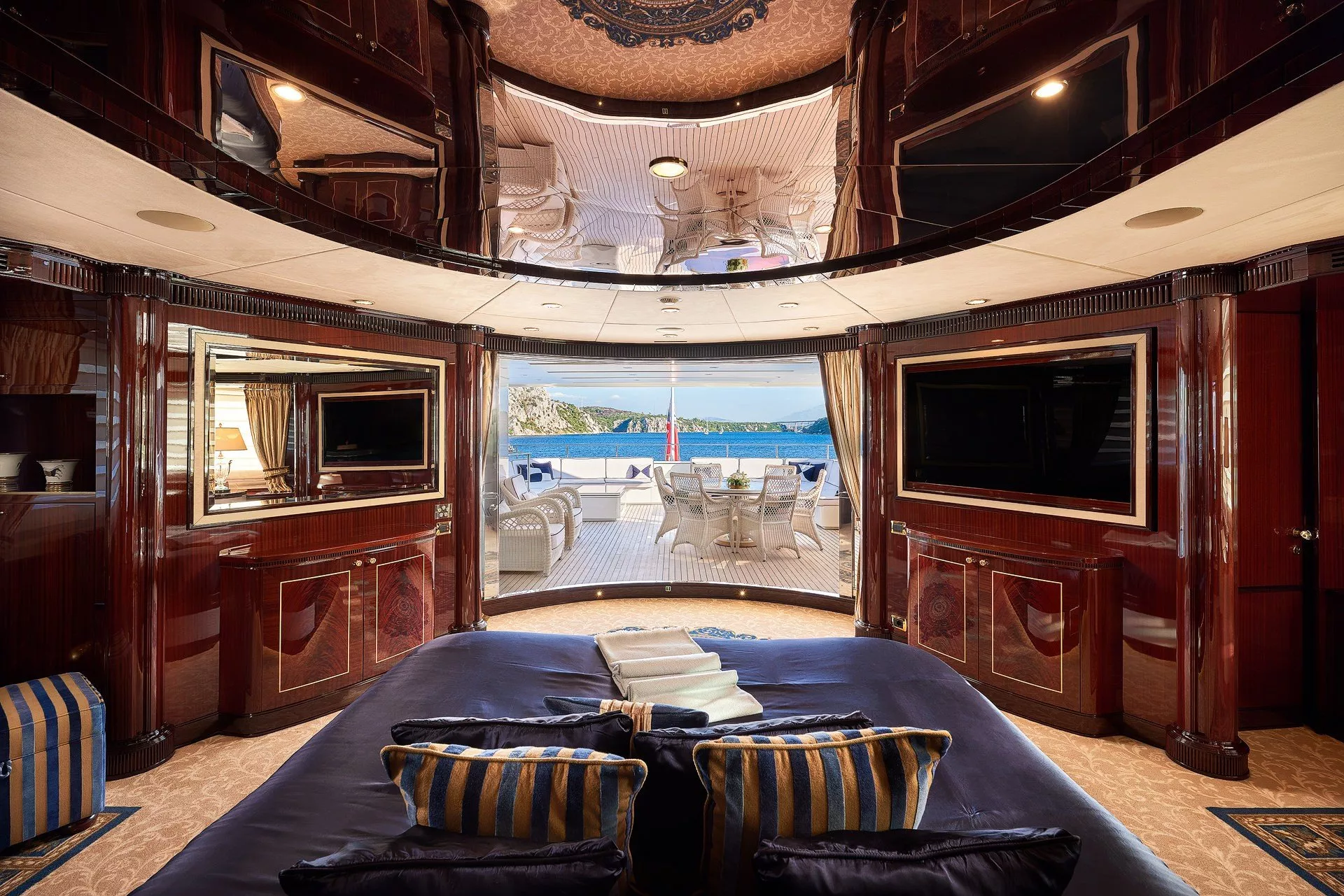 https://dev-api.arconyachts.com/storage/media/25595/conversions/614_7711136002-optimize.webp