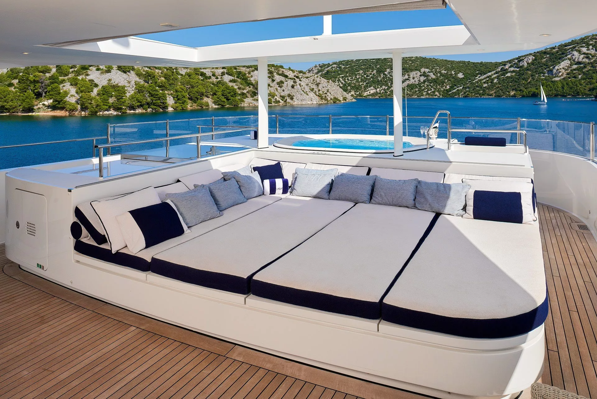 https://dev-api.arconyachts.com/storage/media/25596/conversions/614_8318331645-optimize.webp