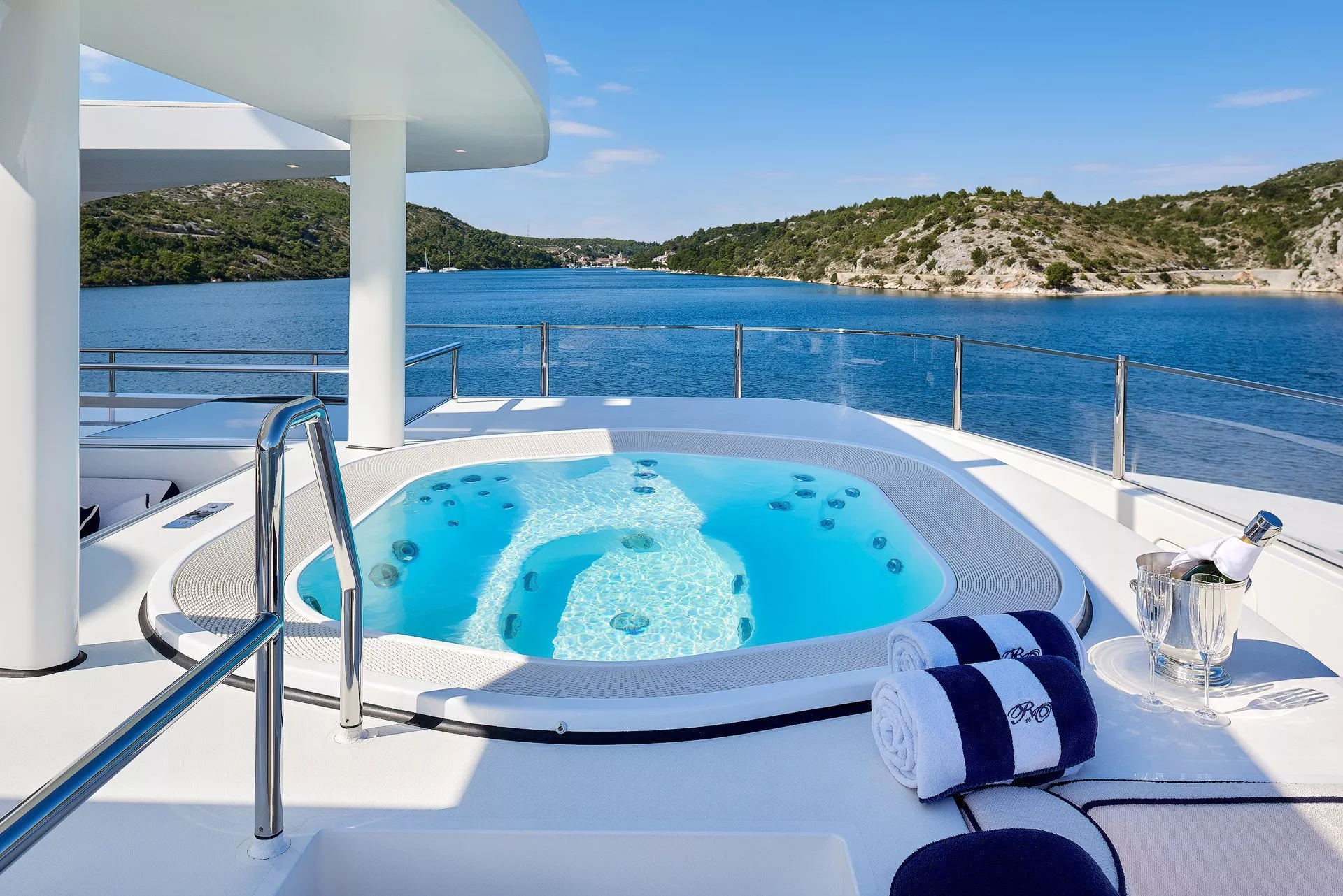 https://dev-api.arconyachts.com/storage/media/25597/conversions/614_5360493259-optimize.webp