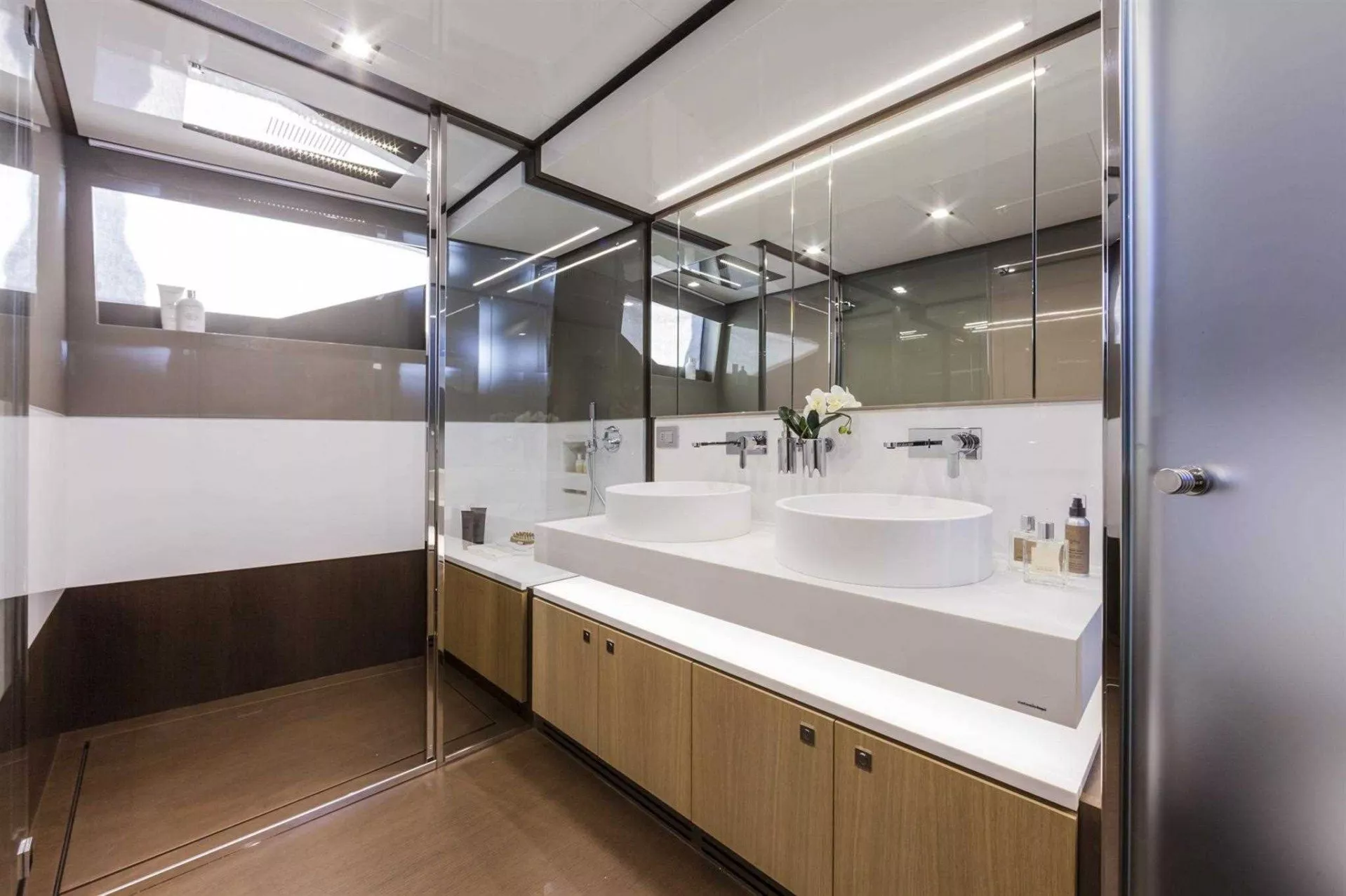 https://dev-api.arconyachts.com/storage/media/25607/conversions/613_3878589371-optimize.webp