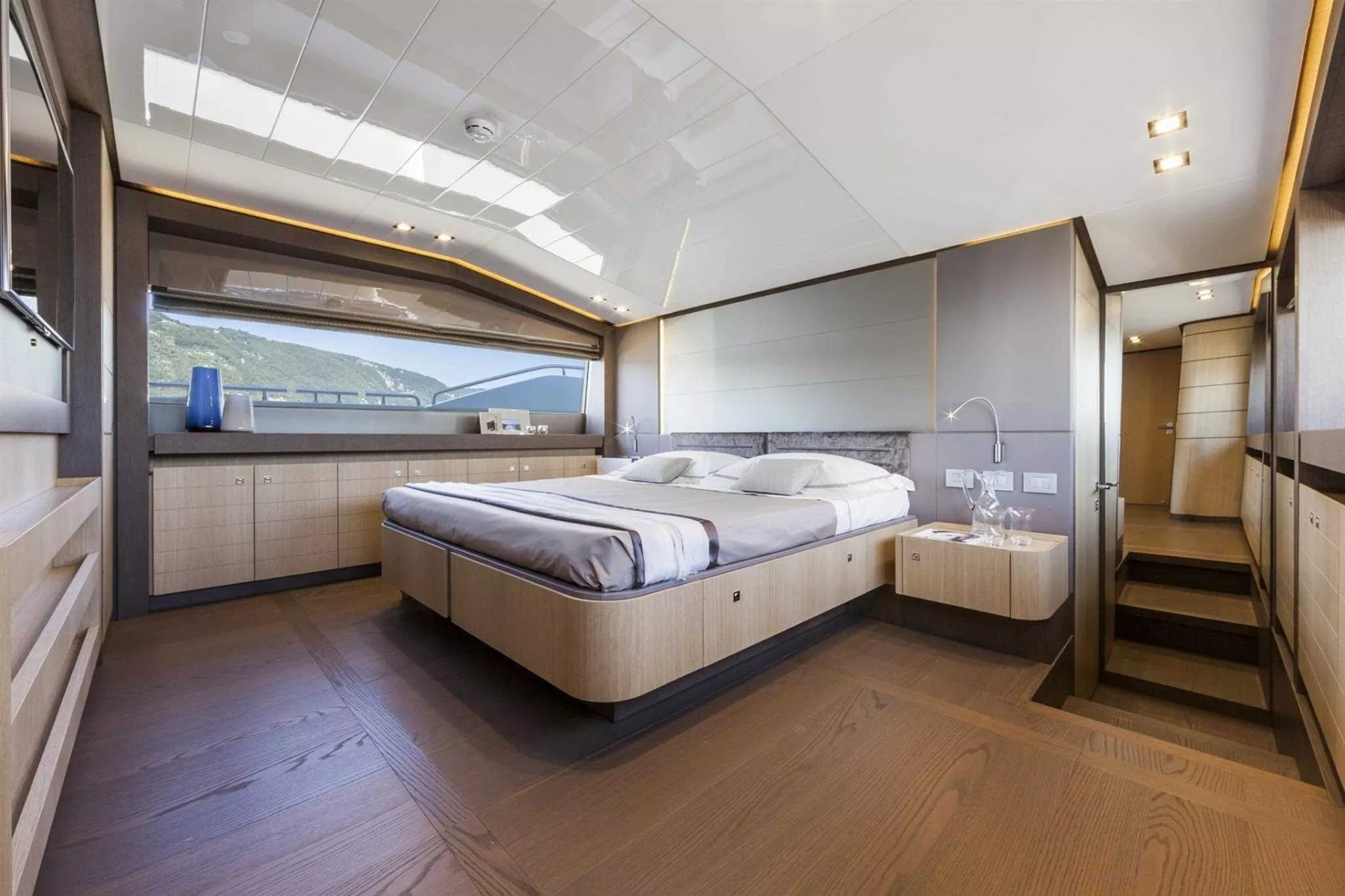 https://dev-api.arconyachts.com/storage/media/25608/conversions/613_6617851337-optimize.webp