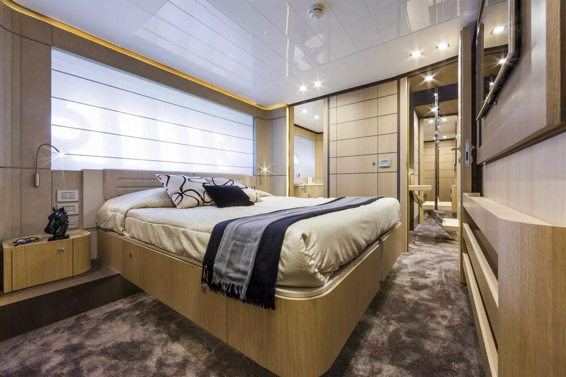 https://dev-api.arconyachts.com/storage/media/25609/conversions/613_0513183885-optimize.webp
