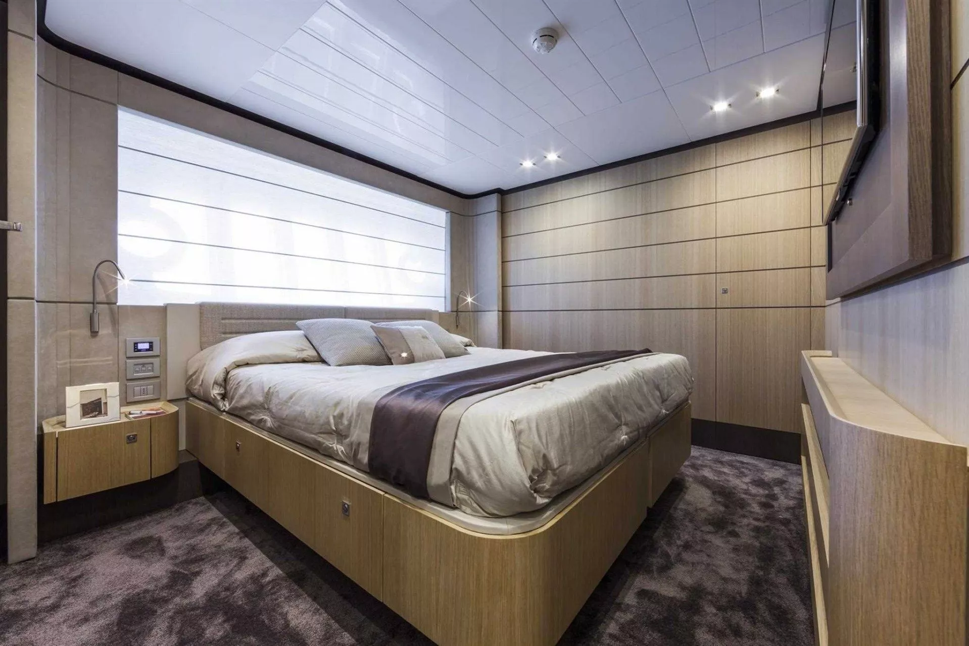 https://dev-api.arconyachts.com/storage/media/25610/conversions/613_3179437769-optimize.webp