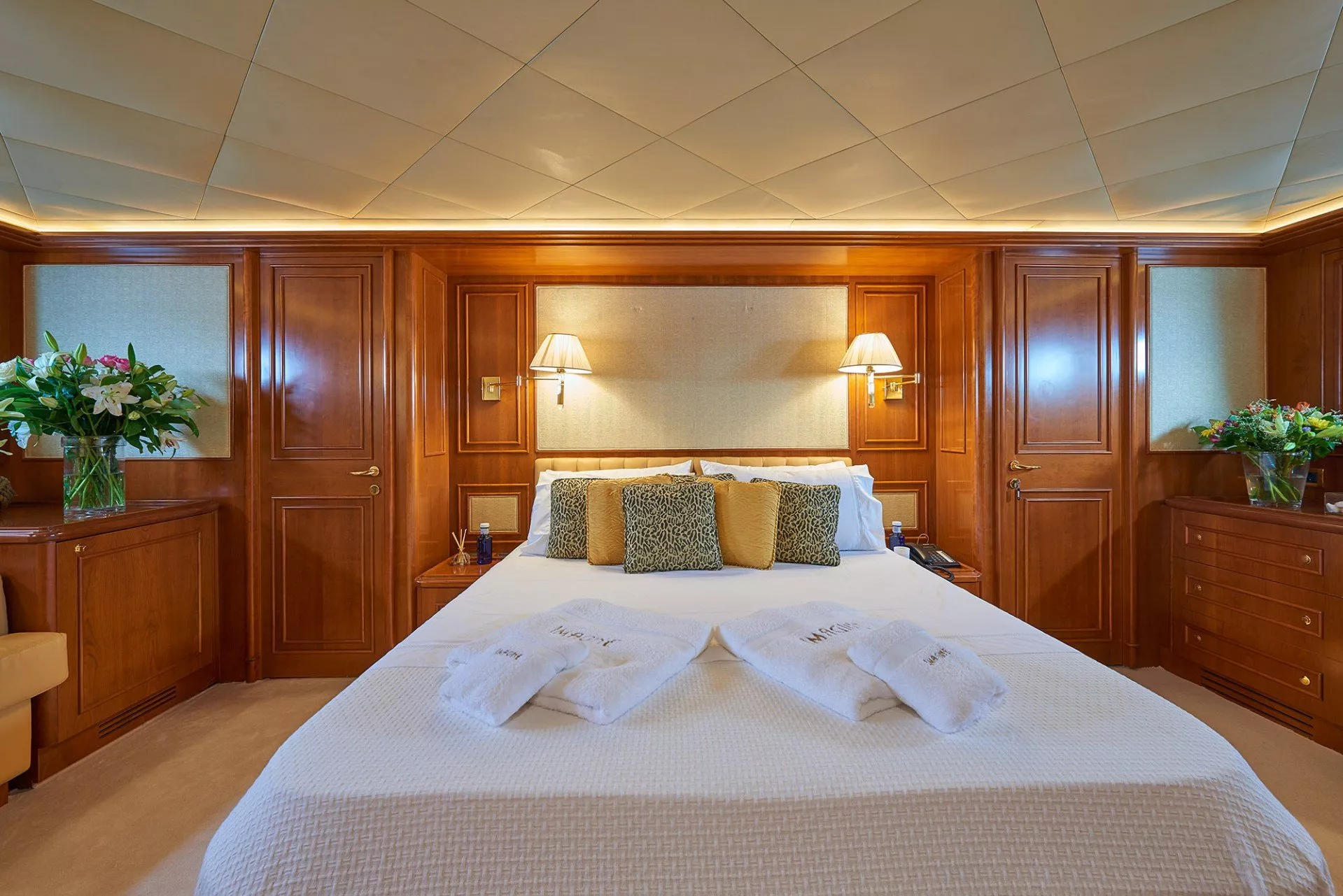 https://dev-api.arconyachts.com/storage/media/25622/conversions/612_4190748190-optimize.webp