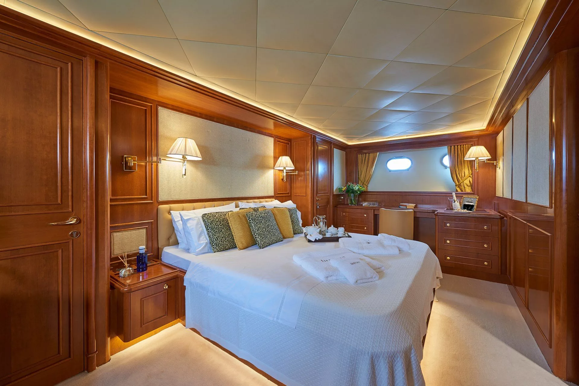 https://dev-api.arconyachts.com/storage/media/25623/conversions/612_3301037671-optimize.webp