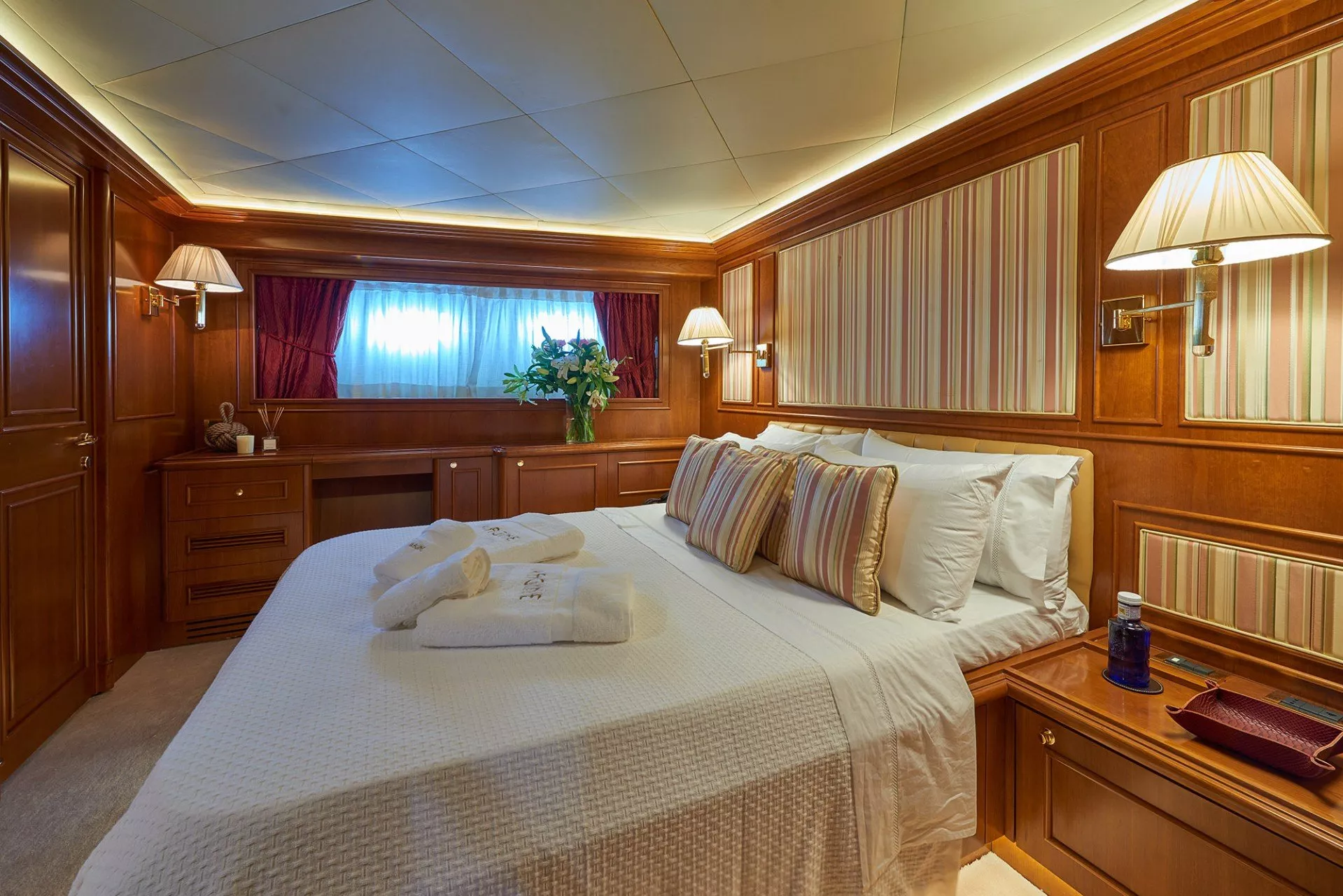 https://dev-api.arconyachts.com/storage/media/25627/conversions/612_1596341404-optimize.webp