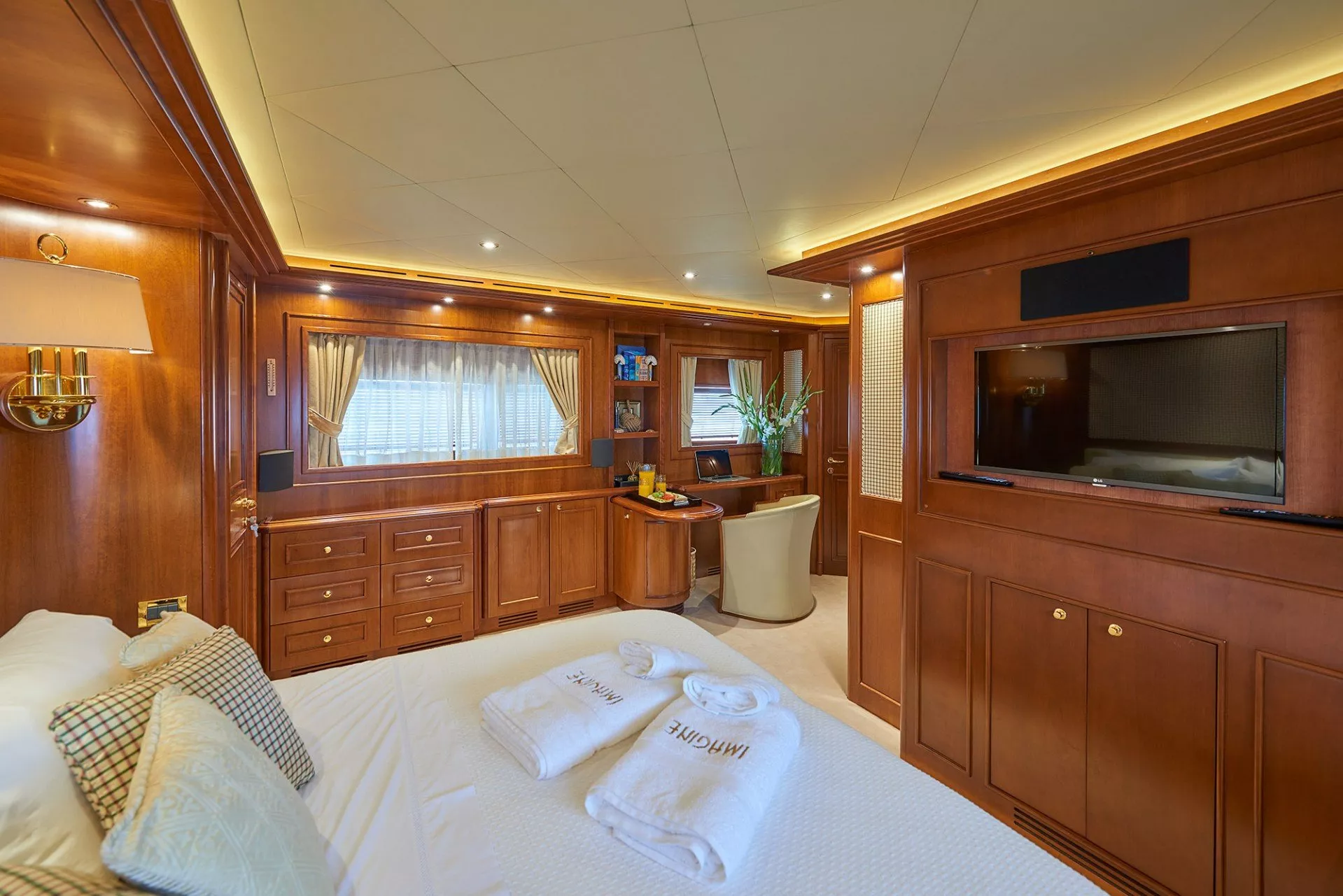 https://dev-api.arconyachts.com/storage/media/25628/conversions/612_6283645948-optimize.webp