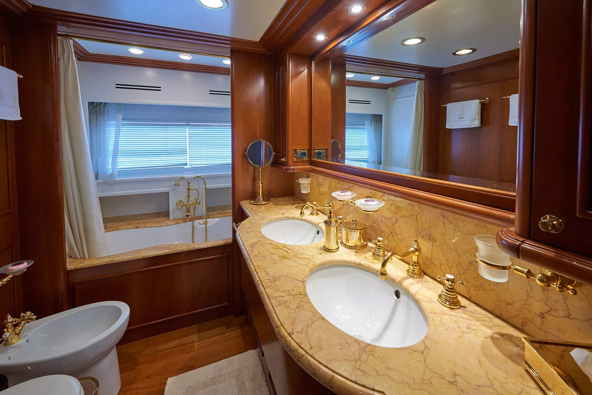 https://dev-api.arconyachts.com/storage/media/25630/conversions/612_6253161069-optimize.webp