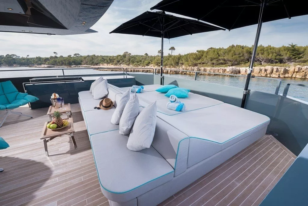 https://dev-api.arconyachts.com/storage/media/25654/conversions/610_3328251936-optimize.webp