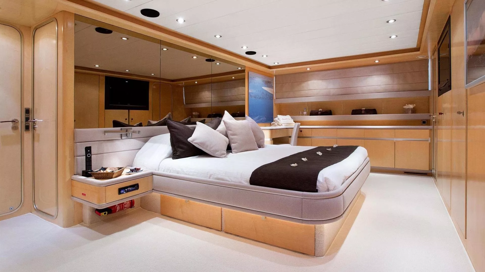 https://dev-api.arconyachts.com/storage/media/25675/conversions/609_8642324146-optimize.webp