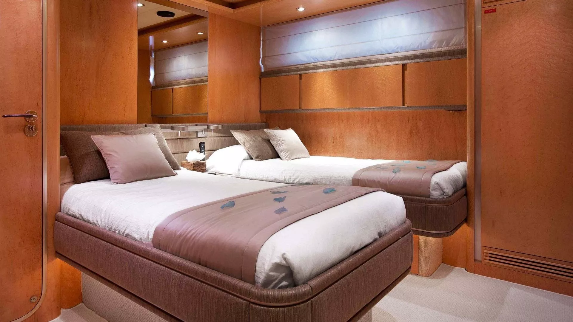 https://dev-api.arconyachts.com/storage/media/25677/conversions/609_1947864338-optimize.webp