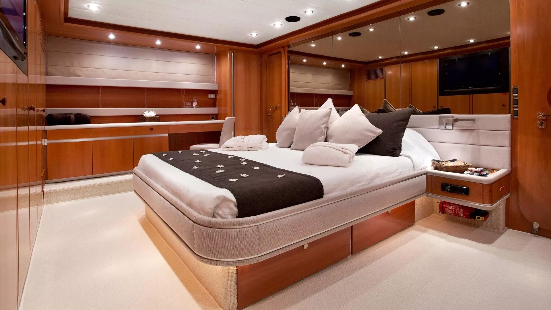 https://dev-api.arconyachts.com/storage/media/25678/conversions/609_6754837064-optimize.webp