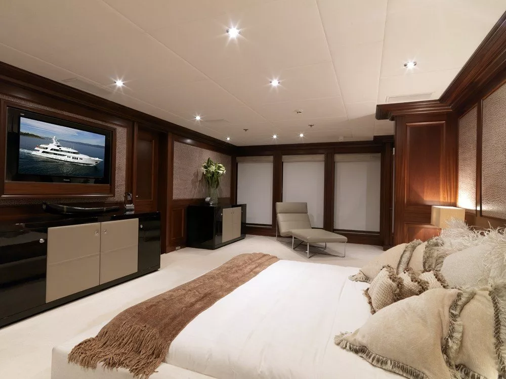 https://dev-api.arconyachts.com/storage/media/25702/conversions/605_6914601642-optimize.webp