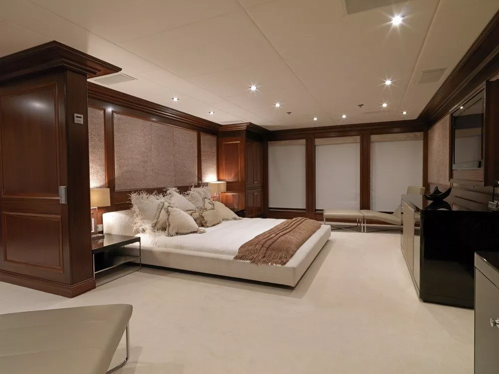 https://dev-api.arconyachts.com/storage/media/25704/conversions/605_1635838101-optimize.webp