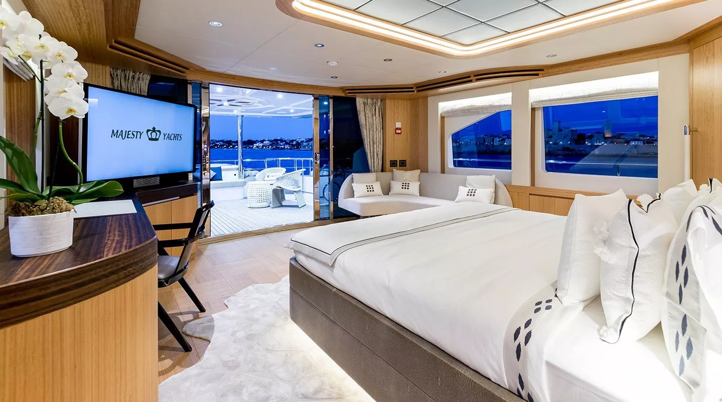 https://dev-api.arconyachts.com/storage/media/25873/conversions/593_3667105496-optimize.webp