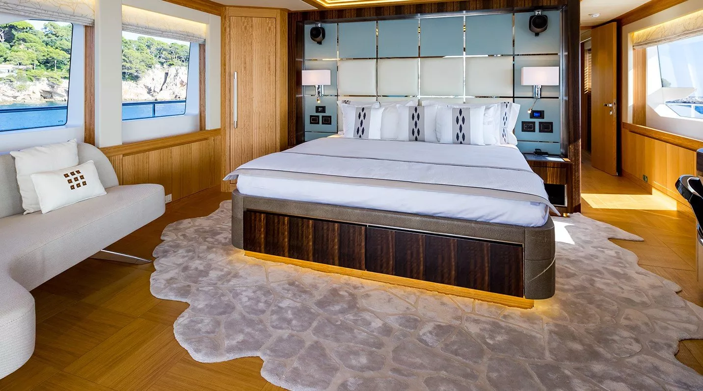 https://dev-api.arconyachts.com/storage/media/25888/conversions/593_6038660531-optimize.webp