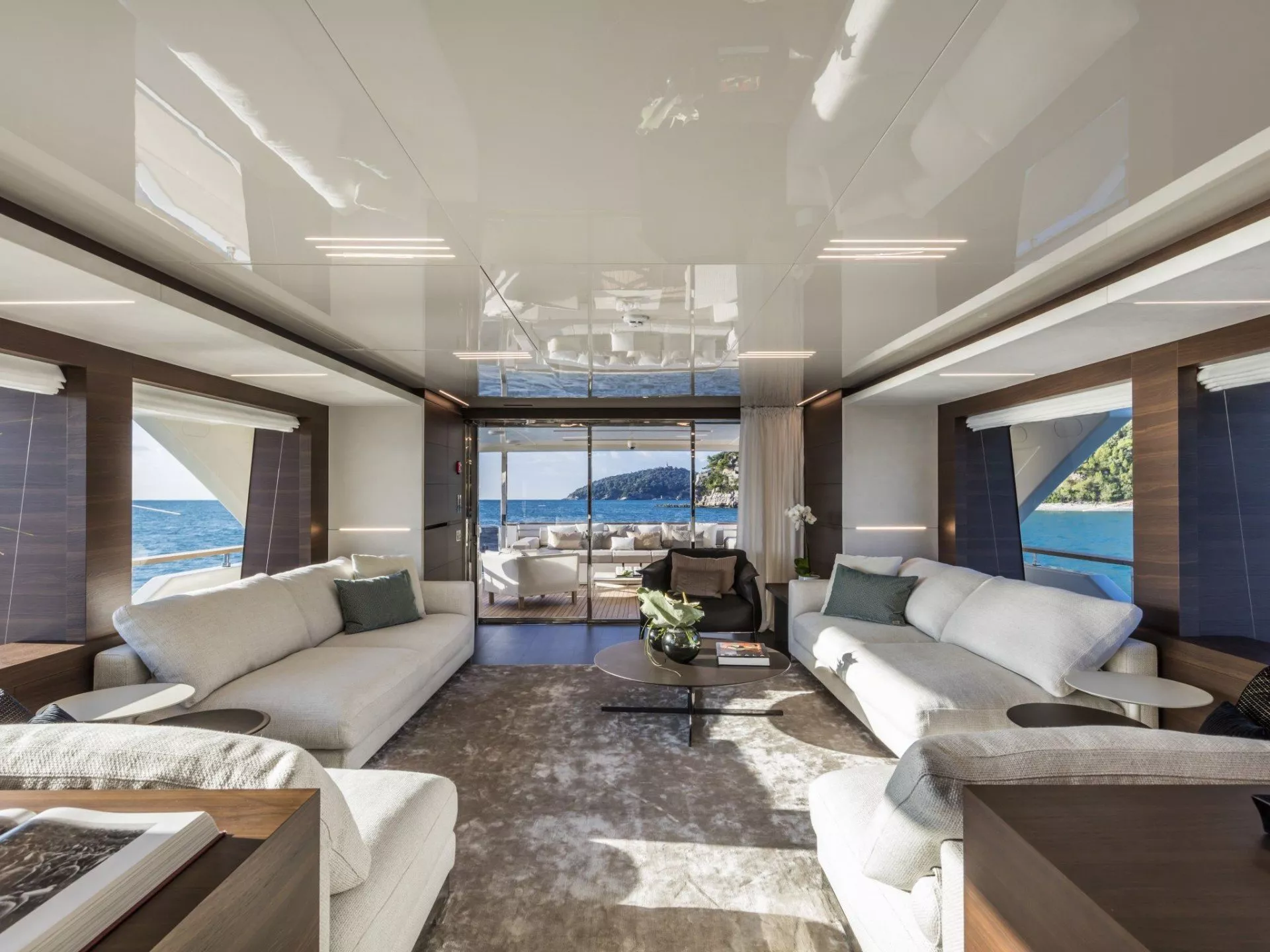 https://dev-api.arconyachts.com/storage/media/25899/conversions/587_2453398780-optimize.webp