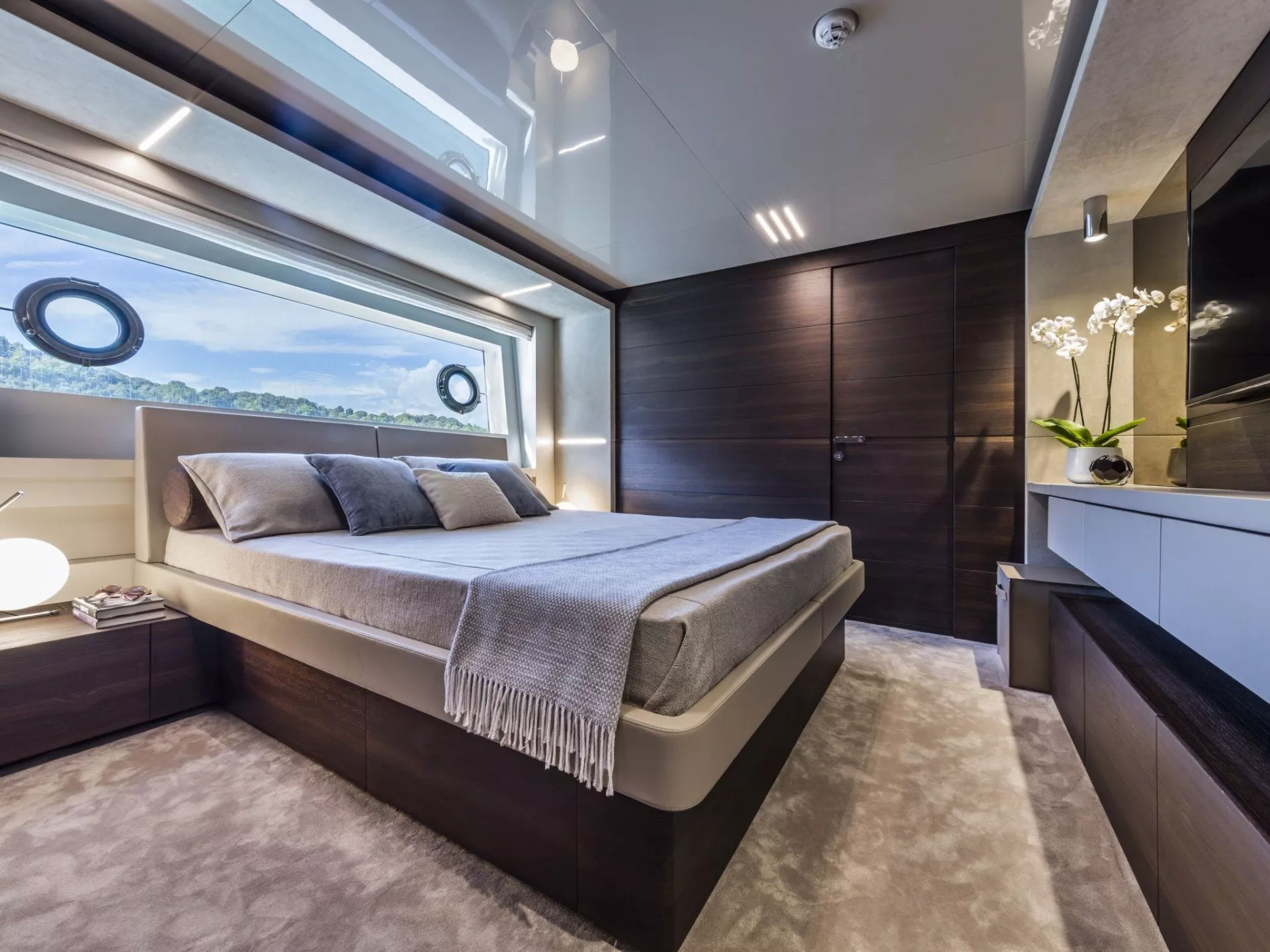 https://dev-api.arconyachts.com/storage/media/25903/conversions/587_0147471053-optimize.webp
