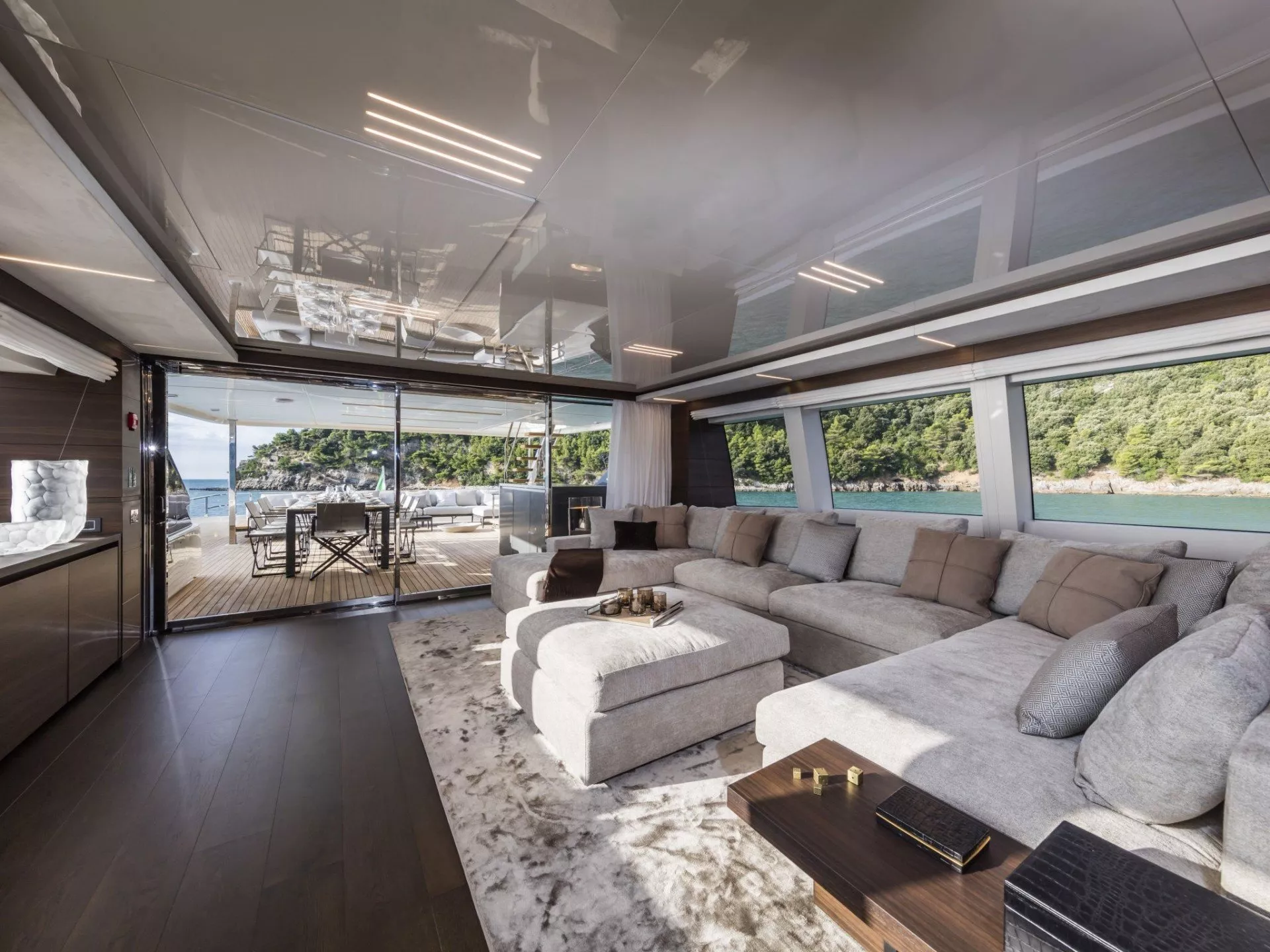 https://dev-api.arconyachts.com/storage/media/25904/conversions/587_2090964614-optimize.webp