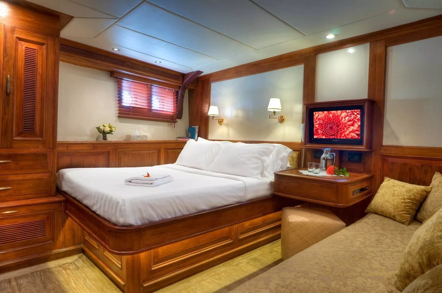 https://dev-api.arconyachts.com/storage/media/26137/conversions/426_8159802932-optimize.webp