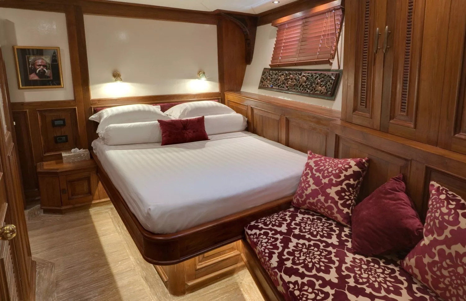 https://dev-api.arconyachts.com/storage/media/26138/conversions/426_5877884398-optimize.webp