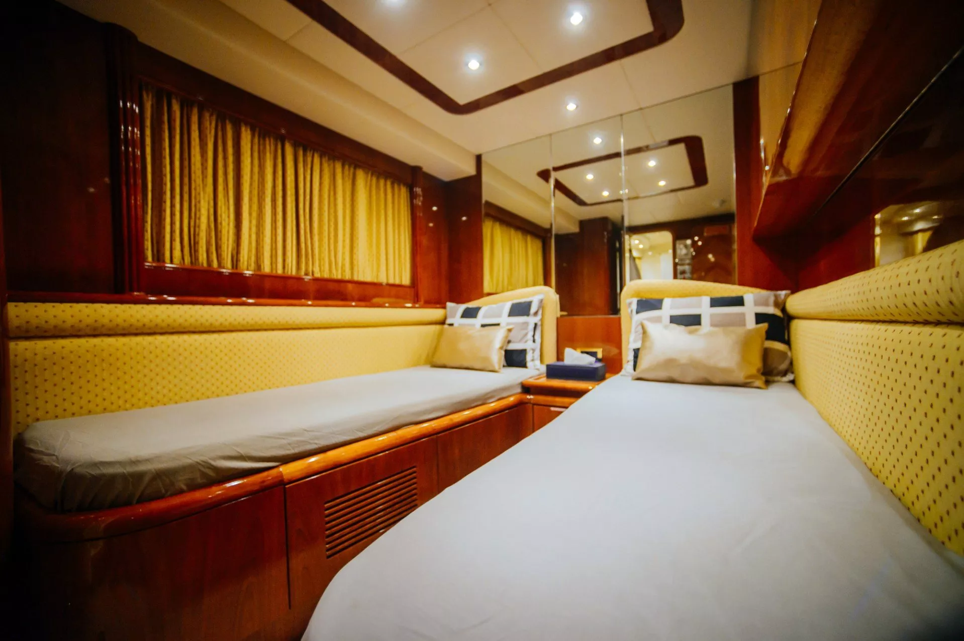 https://dev-api.arconyachts.com/storage/media/26219/conversions/576_2418890454-optimize.webp