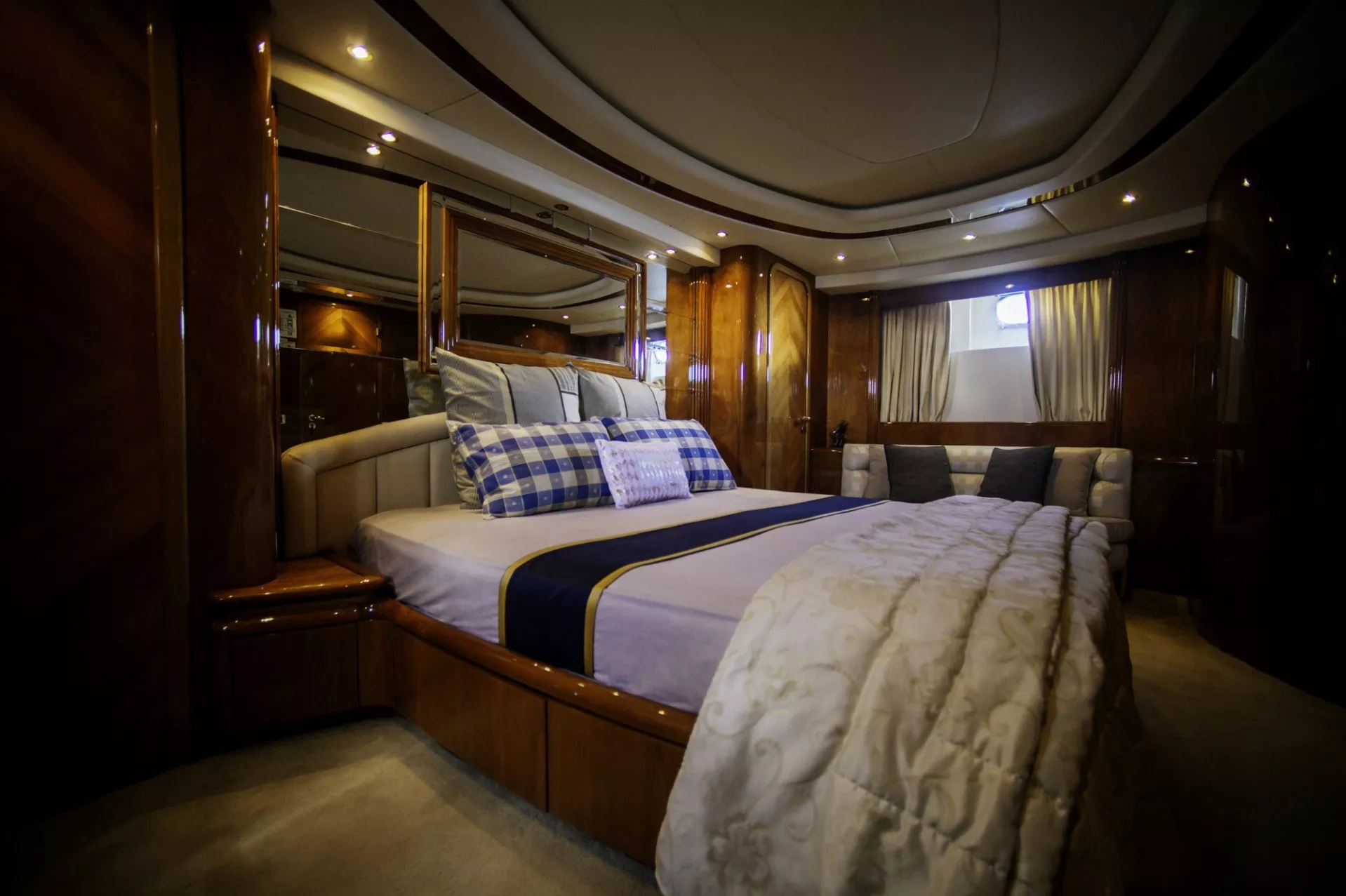 https://dev-api.arconyachts.com/storage/media/26220/conversions/576_7246014800-optimize.webp