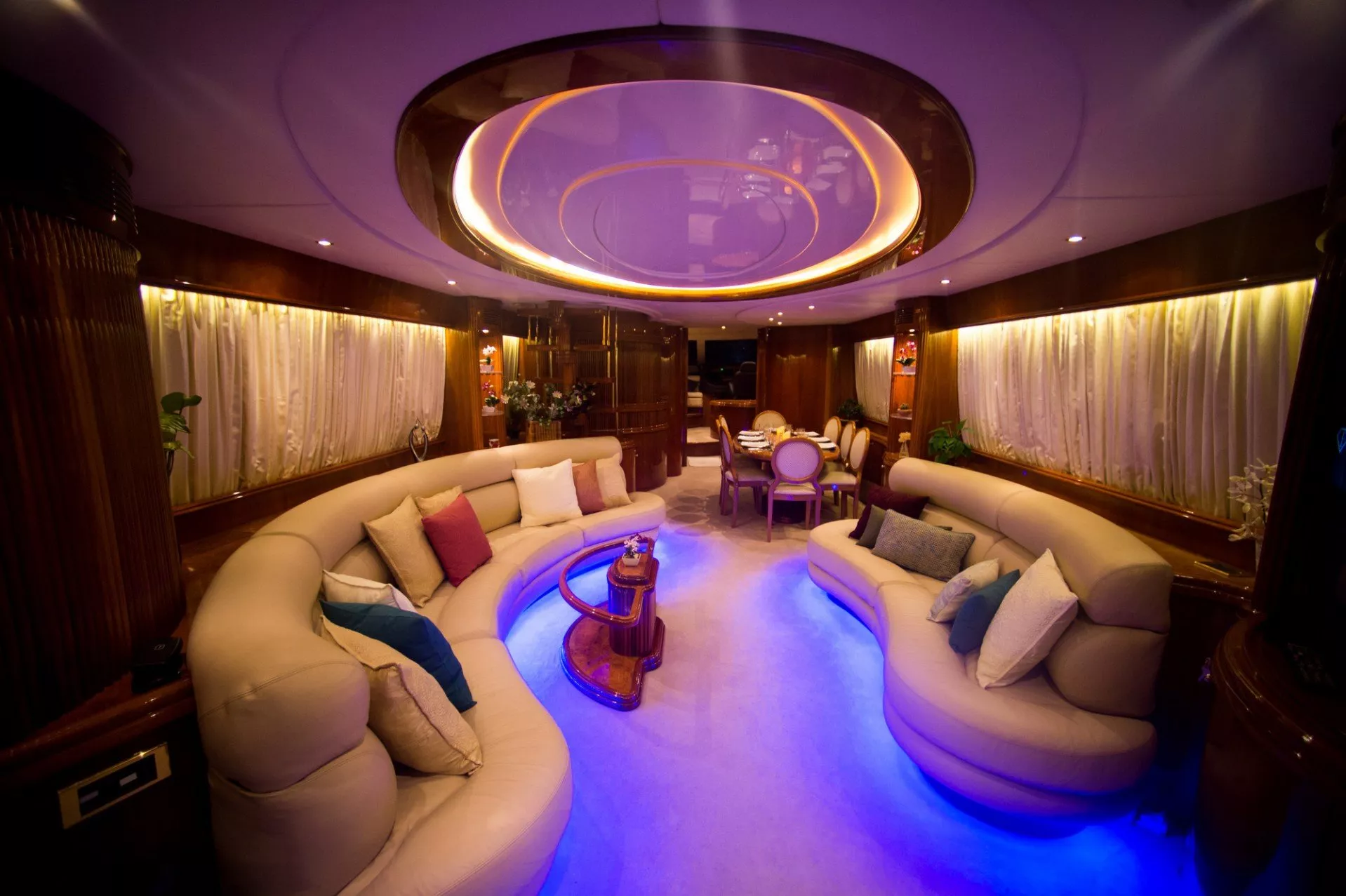 https://dev-api.arconyachts.com/storage/media/26223/conversions/576_9526286562-optimize.webp