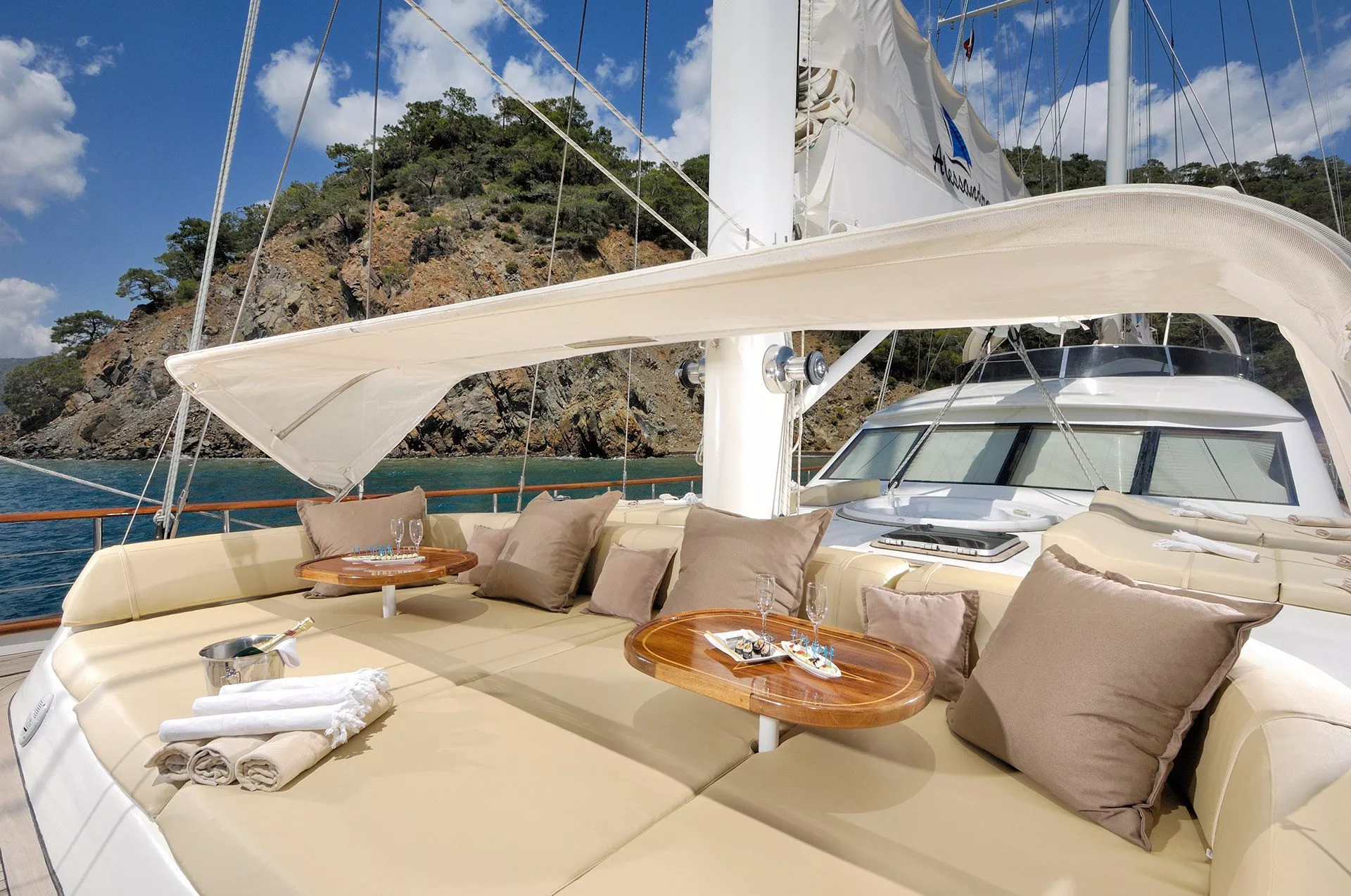 https://dev-api.arconyachts.com/storage/media/26233/conversions/575_8942775294-optimize.webp