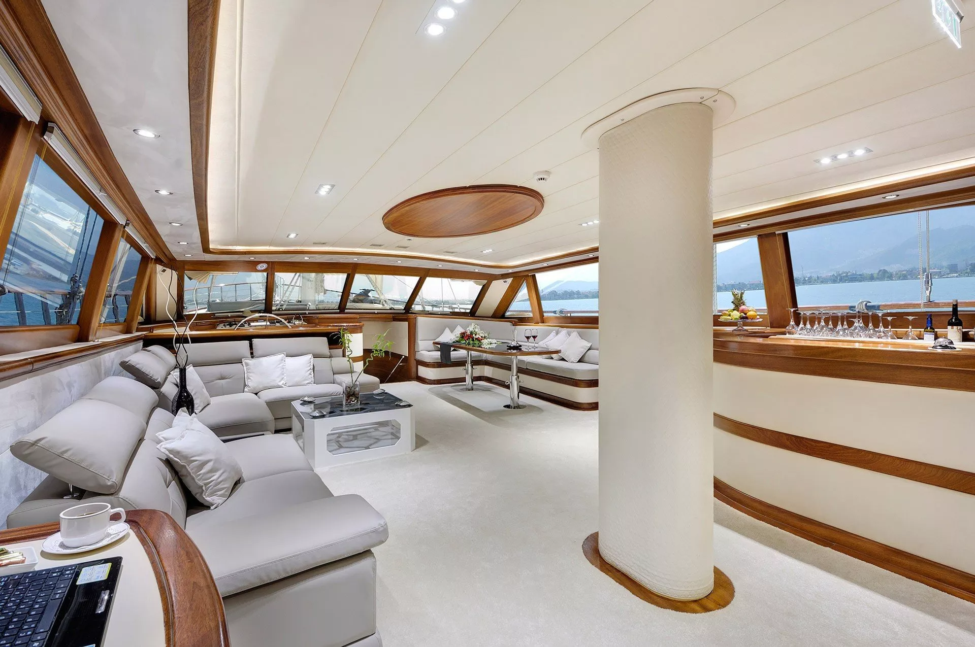 https://dev-api.arconyachts.com/storage/media/26237/conversions/575_8341684986-optimize.webp