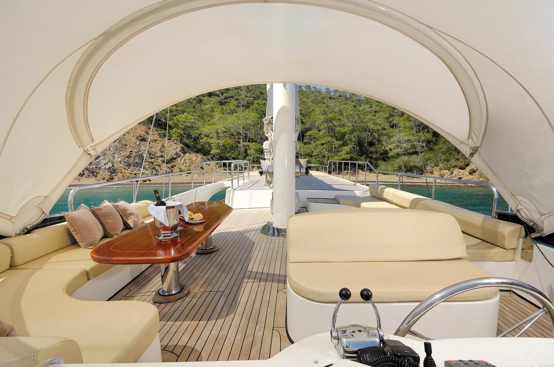 https://dev-api.arconyachts.com/storage/media/26238/conversions/575_6242915328-optimize.webp