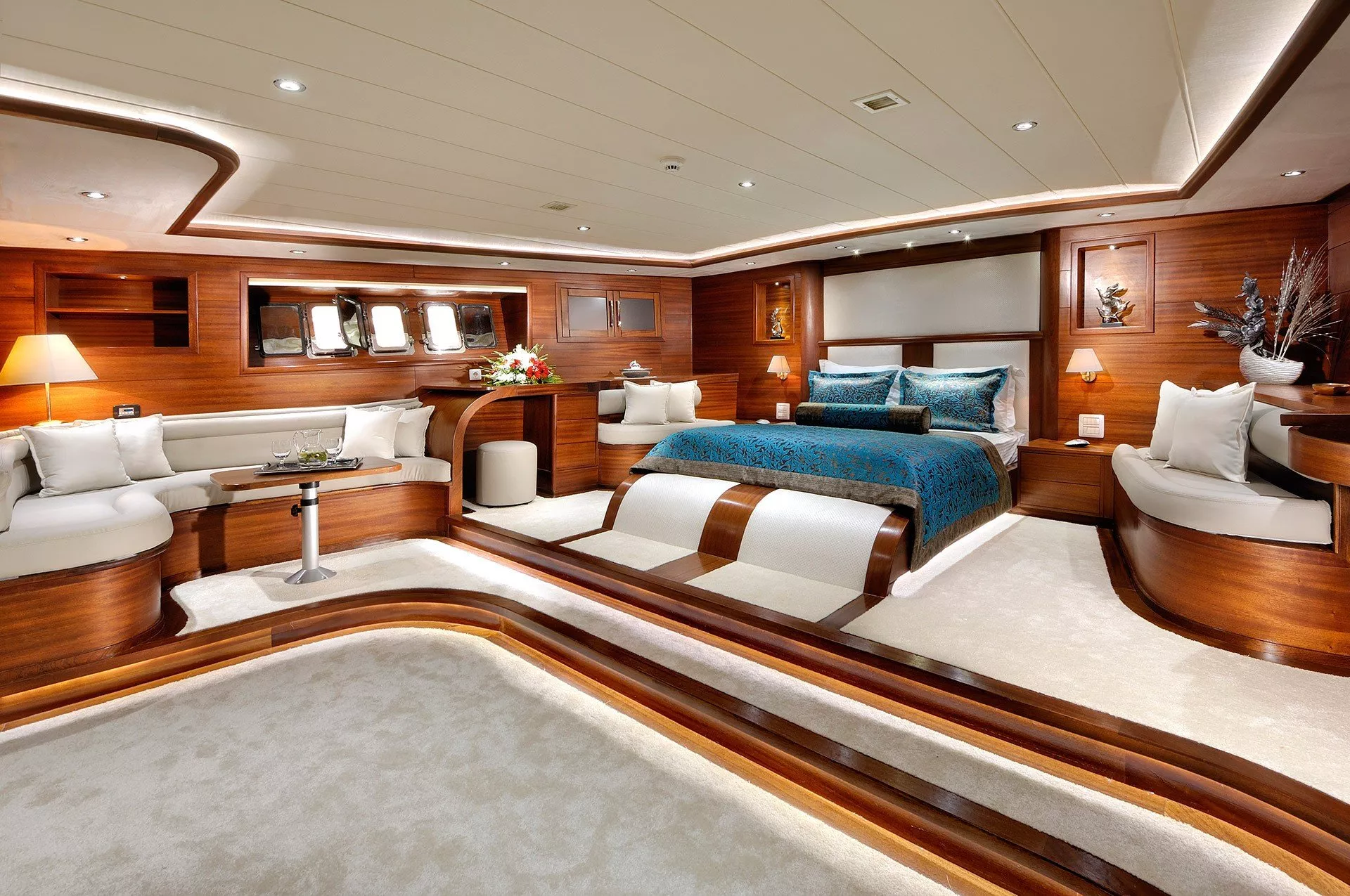 https://dev-api.arconyachts.com/storage/media/26239/conversions/575_7821241486-optimize.webp