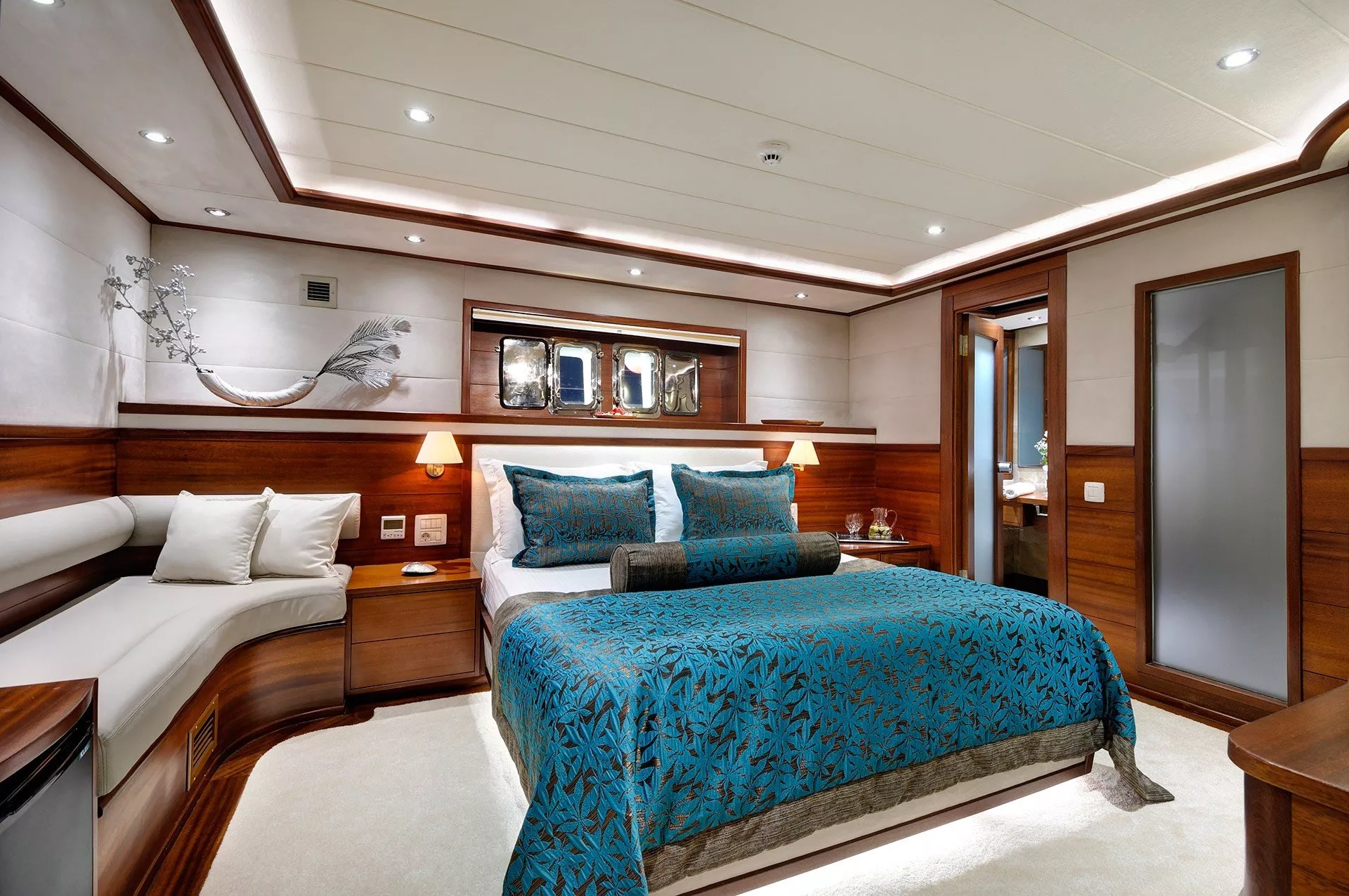 https://dev-api.arconyachts.com/storage/media/26240/conversions/575_4398235022-optimize.webp