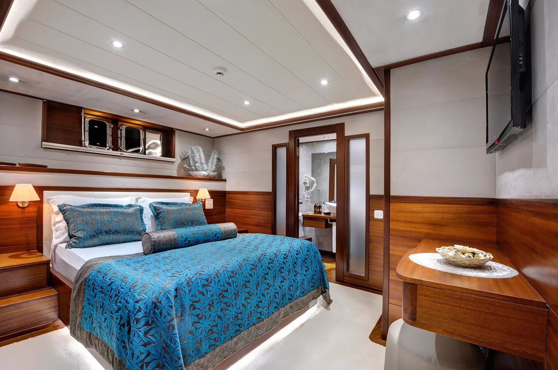 https://dev-api.arconyachts.com/storage/media/26242/conversions/575_9967824155-optimize.webp