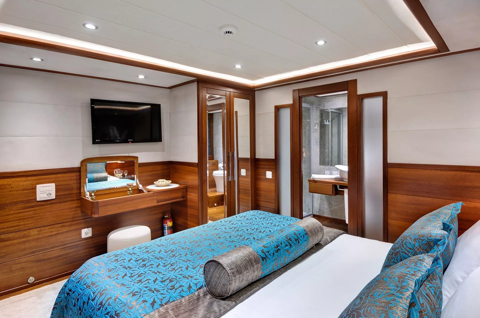 https://dev-api.arconyachts.com/storage/media/26243/conversions/575_7107542870-optimize.webp