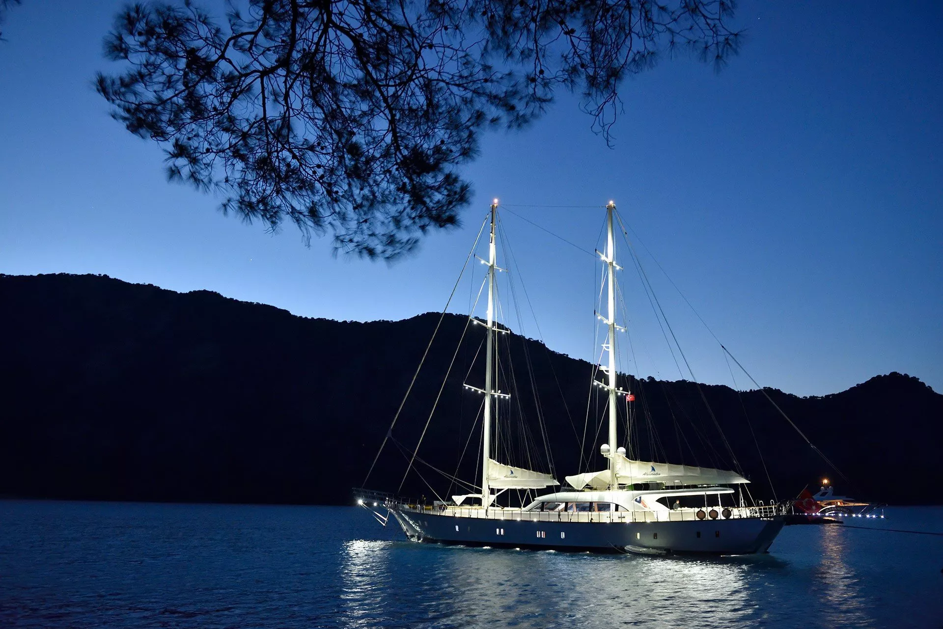 https://dev-api.arconyachts.com/storage/media/26246/conversions/575_4177107878-optimize.webp