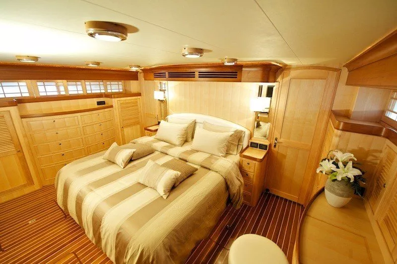 https://dev-api.arconyachts.com/storage/media/26274/conversions/574_9999218248-optimize.webp