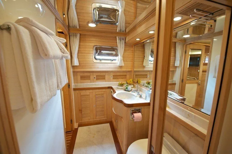 https://dev-api.arconyachts.com/storage/media/26276/conversions/574_2236357194-optimize.webp