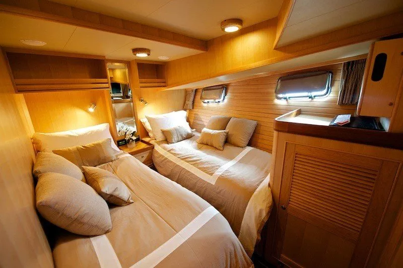 https://dev-api.arconyachts.com/storage/media/26278/conversions/574_7680940837-optimize.webp