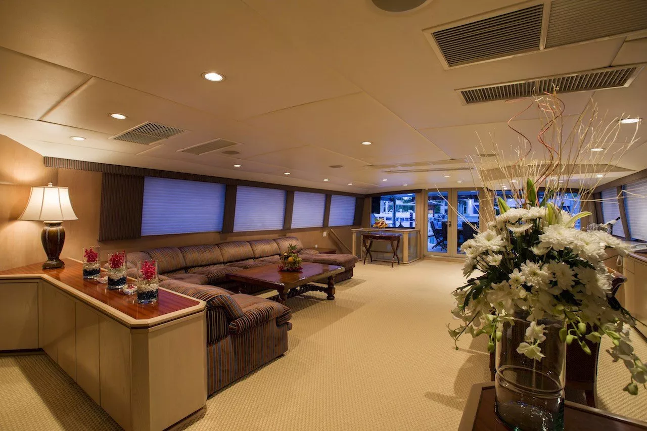 https://dev-api.arconyachts.com/storage/media/26285/conversions/573_3458373463-optimize.webp