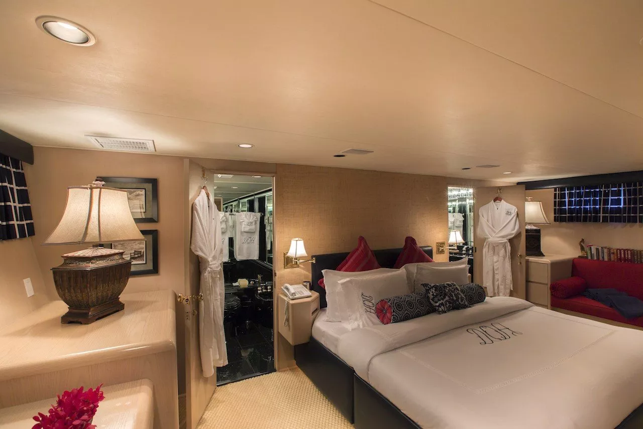 https://dev-api.arconyachts.com/storage/media/26286/conversions/573_6196866634-optimize.webp