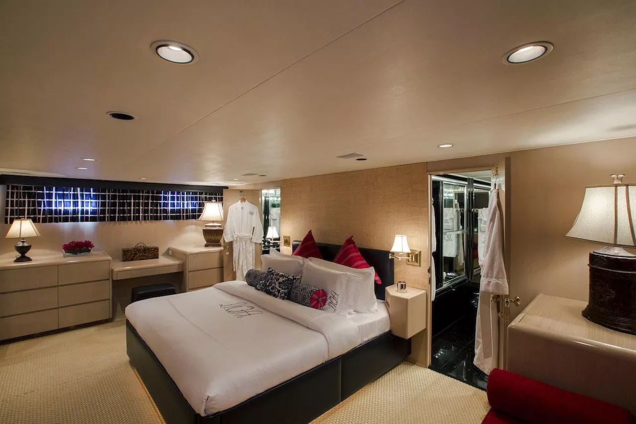 https://dev-api.arconyachts.com/storage/media/26287/conversions/573_7519157603-optimize.webp